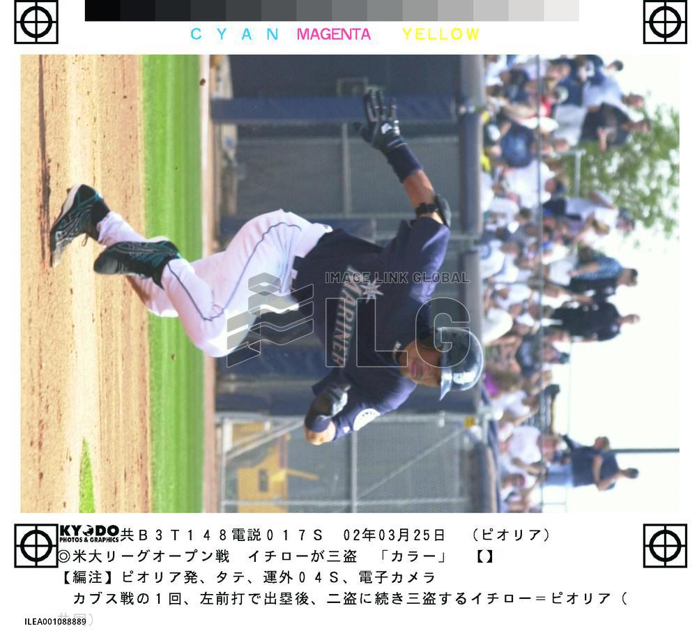 Ichiro steals third base in game against Cubs
