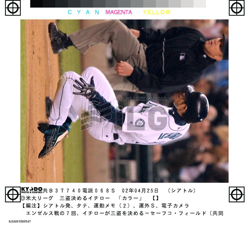 Ichiro steals third base