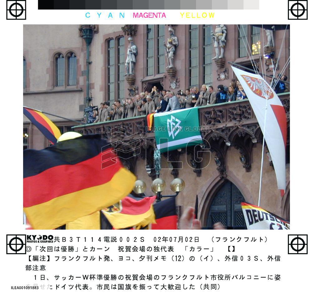 German soccer team welcomed by fans
