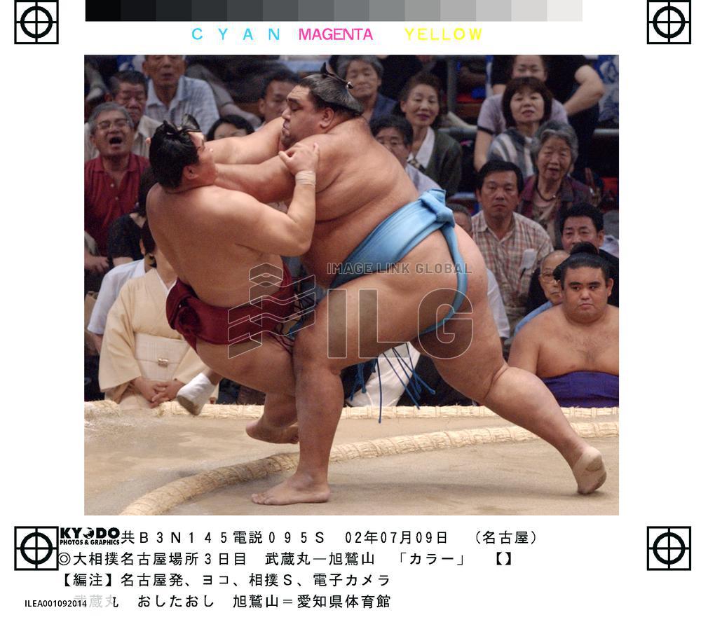 Musashimaru beats Kyokushuzan