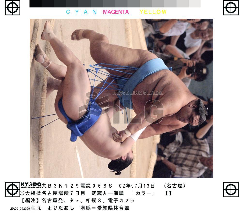 Musashimaru shoves down Kaiho