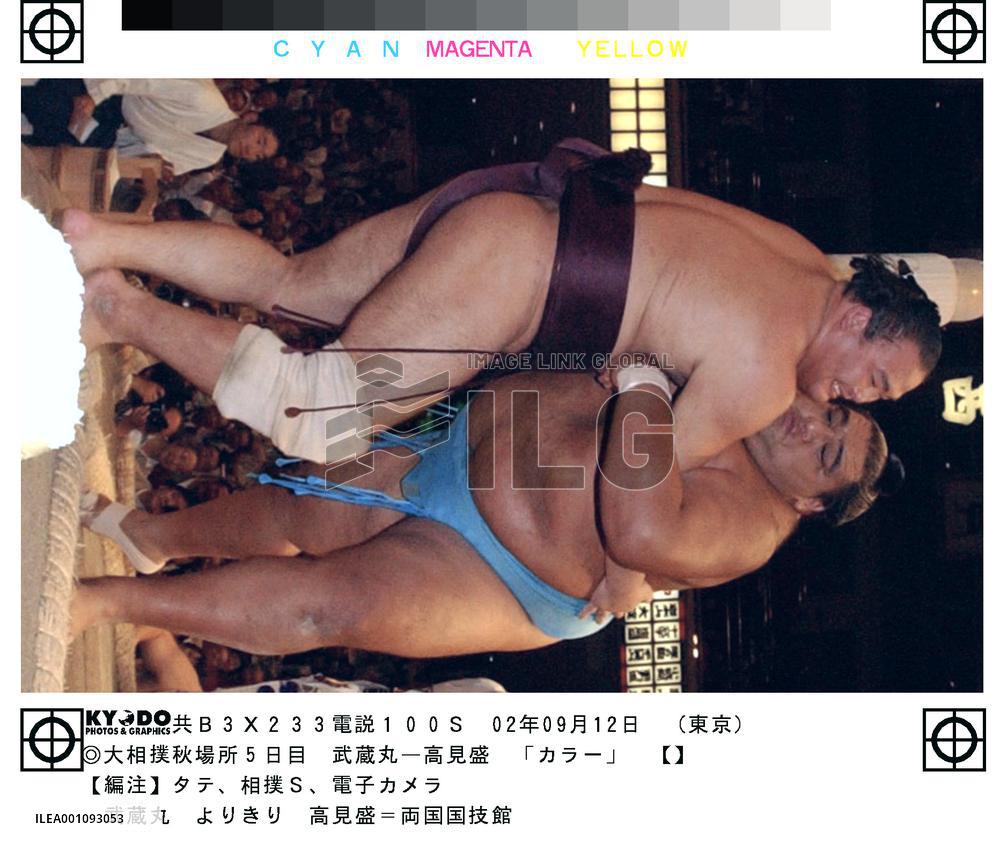 Musashimaru defeats Takamisakari