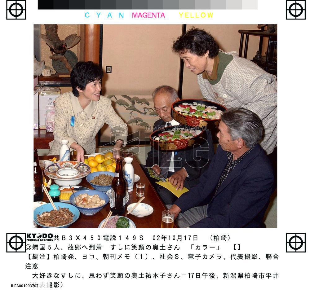 (8)5 returnees arrive in hometowns in Fukui, Niigata