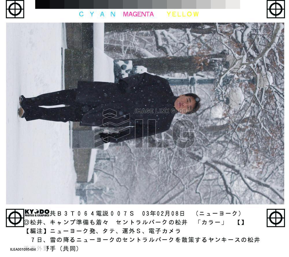 (2)Matsui enjoys snow in New York