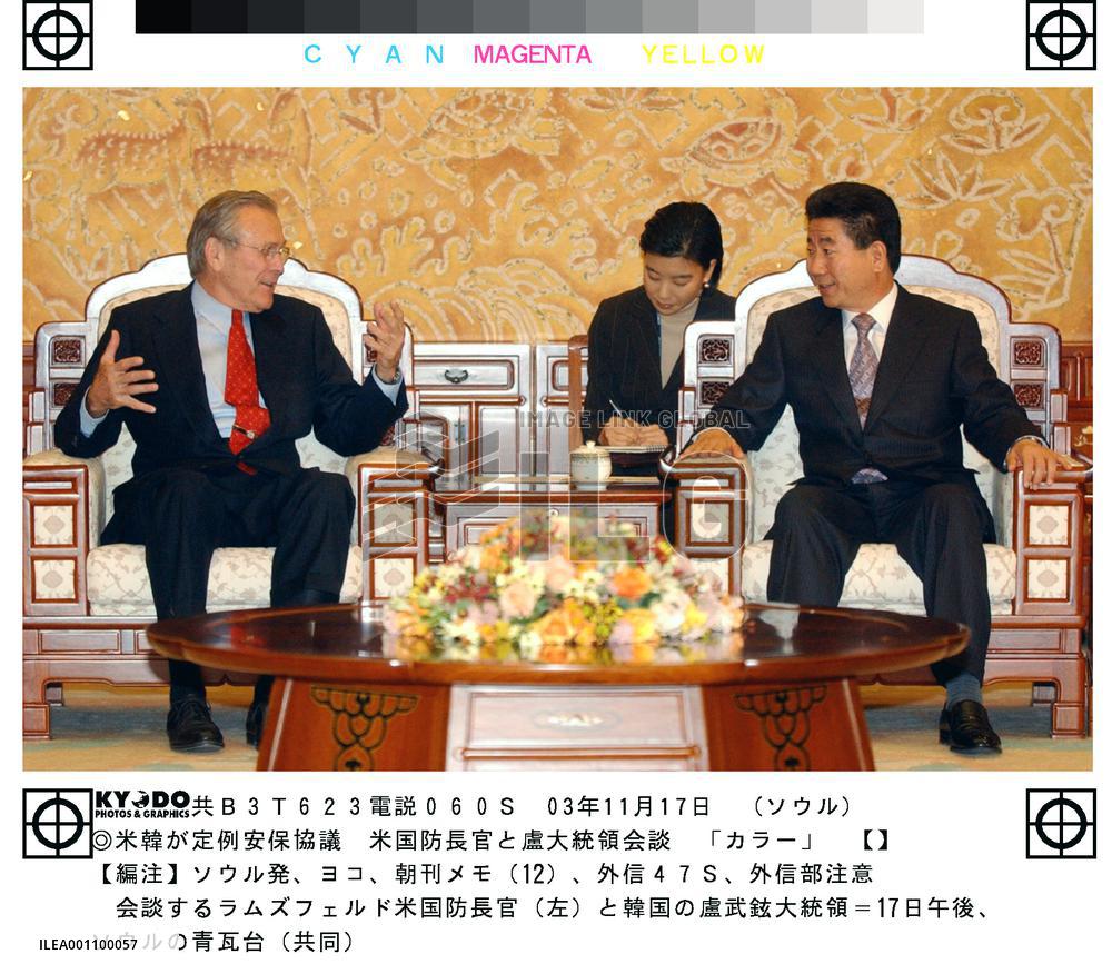 (2)Rumsfeld meets President Roh in Seoul