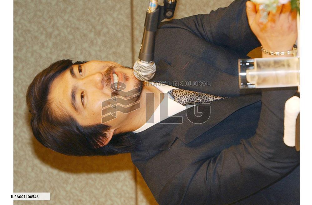 Ogasawara re-signs for Nippon Ham record salary