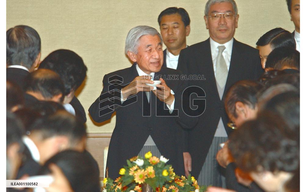 (2)Emperor greets well-wishers at palace on 70th birthday