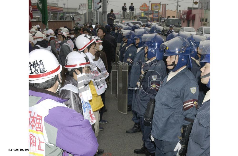 (1)Protesters demonstrate against SDF dispatch to Iraq