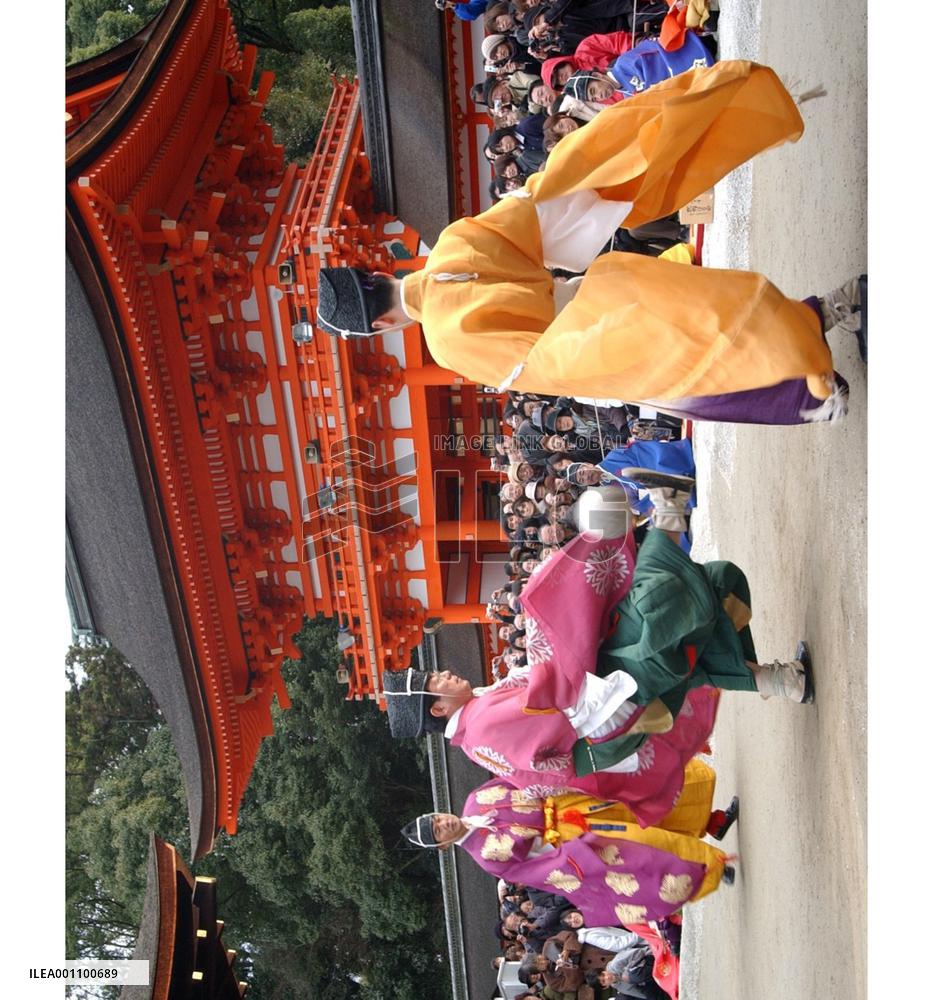 Medieval court game 'kemari' played