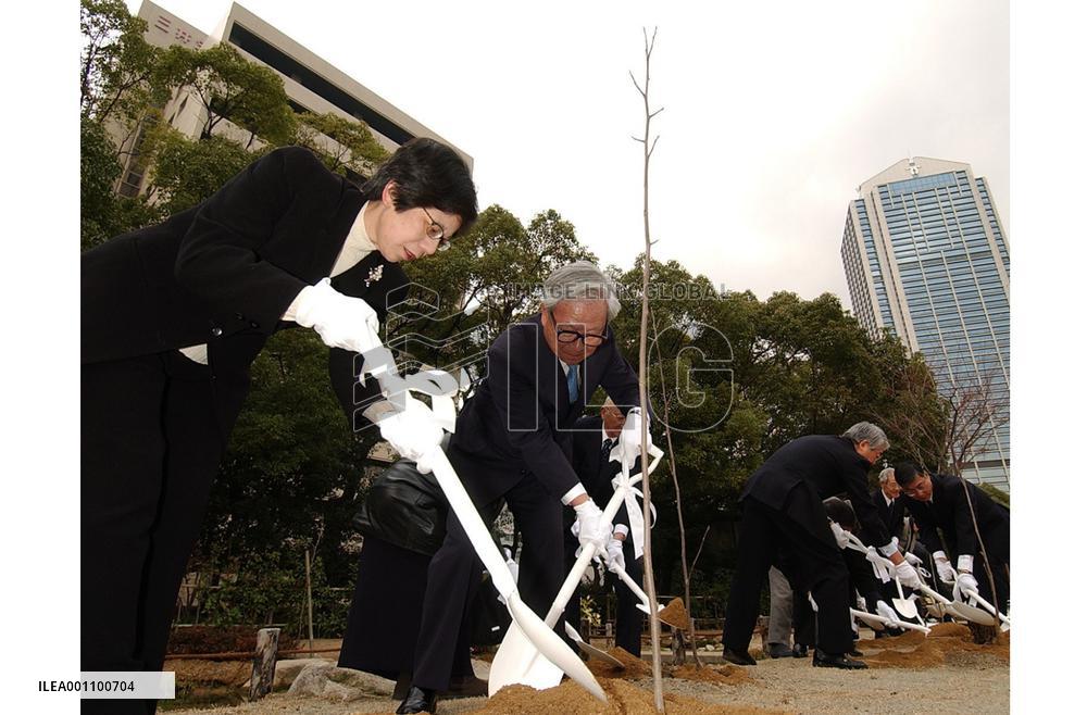 Trees planted in memory of Chinese killed in Kobe quake