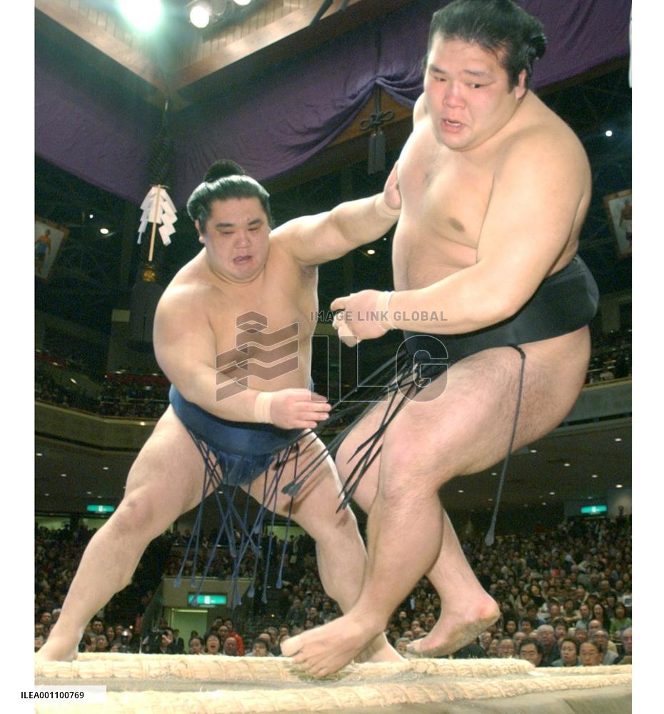 Yokozuna hopeful Tochiazuma rocked at New Year sumo