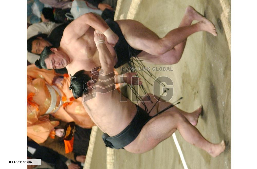 Tochiazuma rebounds from 1st-day loss