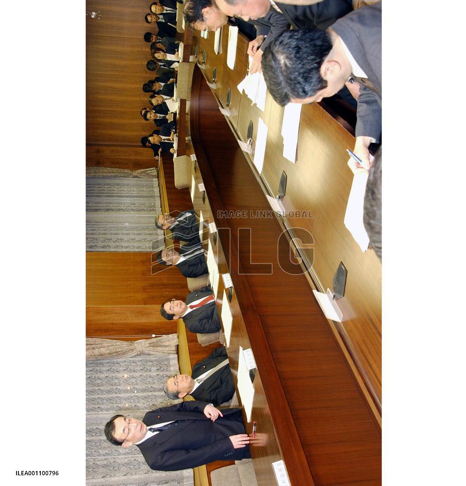 (2)Tokyo to step up monitoring of bird flu outbreak in Japan