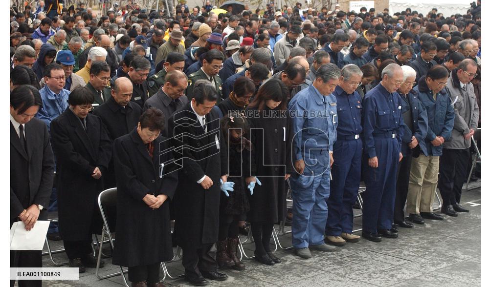 (2)Locals remember Kobe quake victims on 9th anniversary