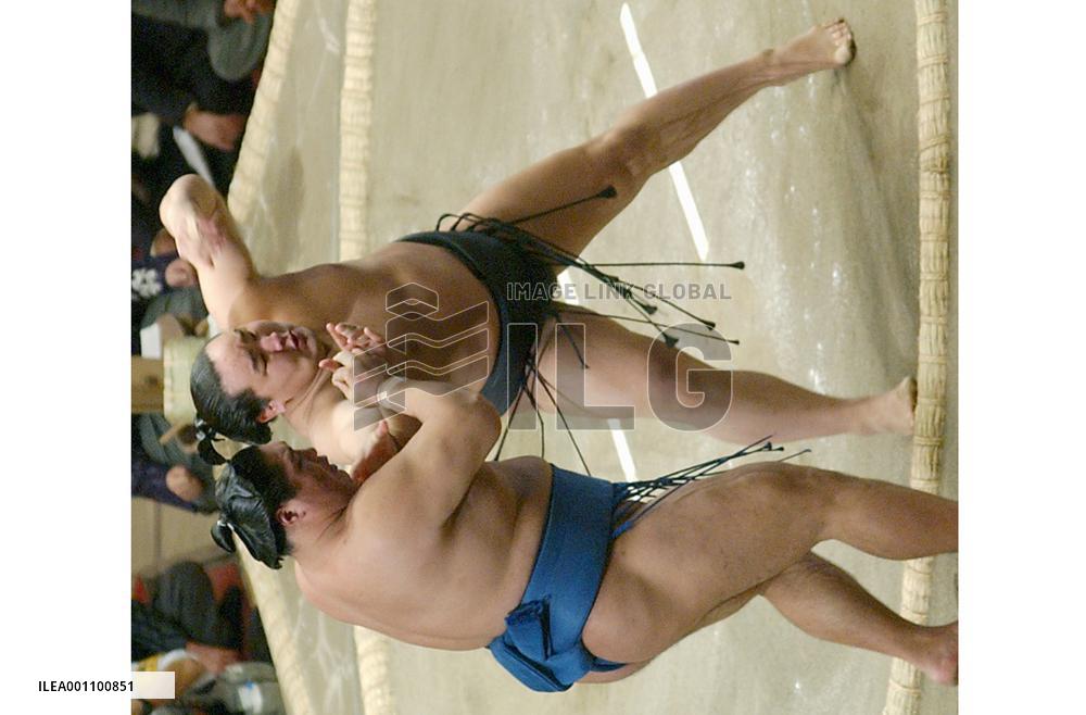Yokozuna Asashoryu remains unbeaten at New Year Sumo
