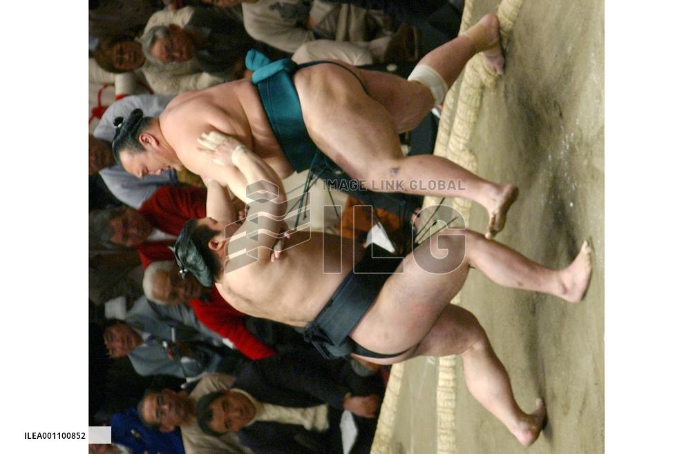 Ozeki Tochiazuma beats No. 2 maegashira Iwakiyama