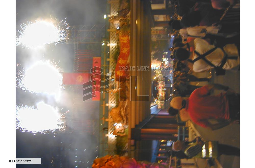 Firecrackers greets Lunar New Year in Singapore