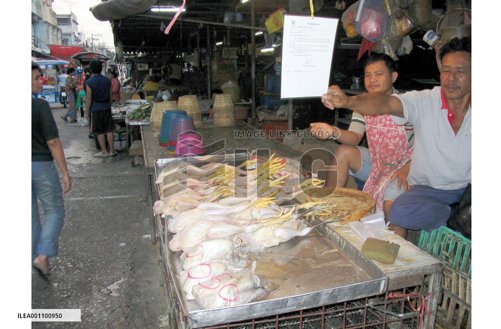 Consumers shun buying chickens in Bangkok market