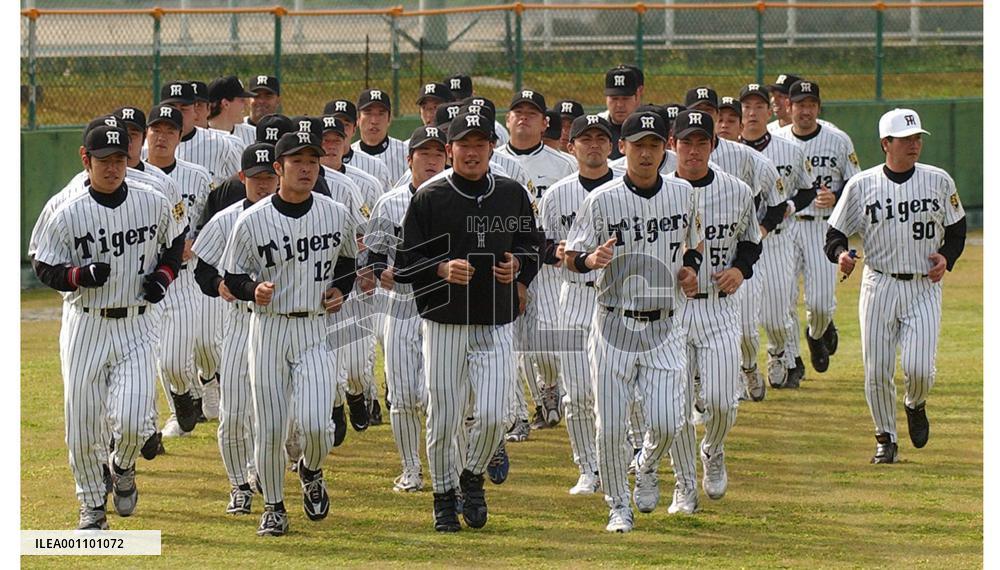 (1)Japan's pro baseball teams kick off spring training