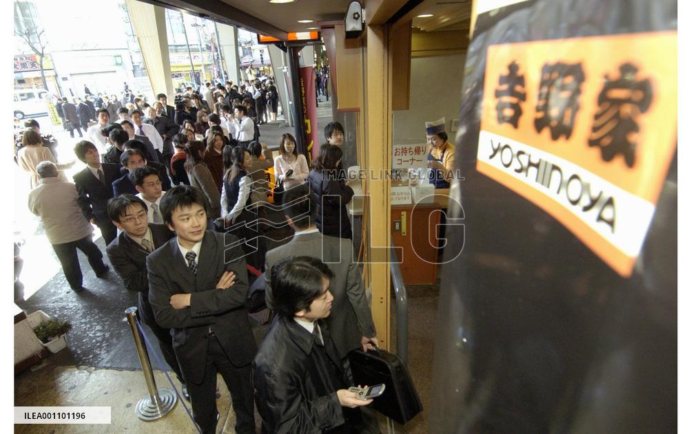 Customers line up for last 'gyudon' at Yoshinoya outlets