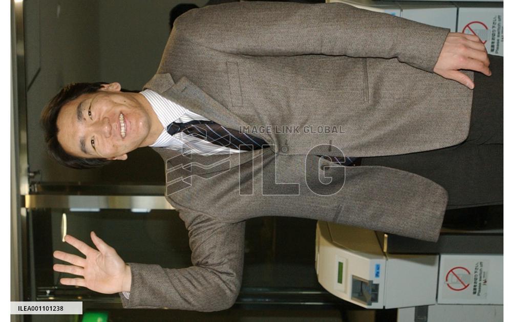 (3)N.Y. Yankees outfielder Matsui leaves for U.S.