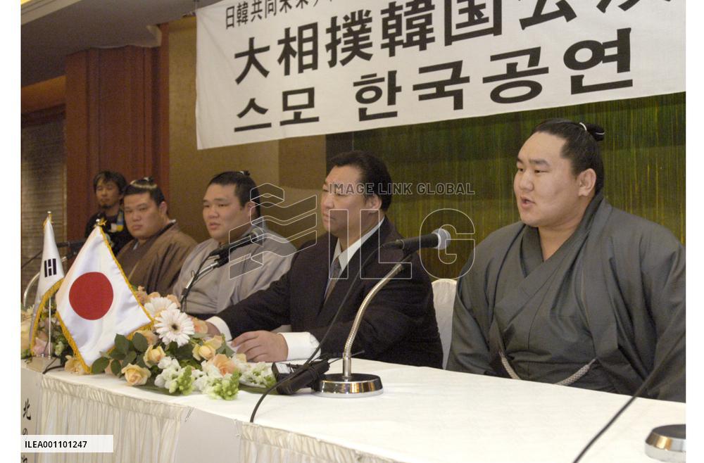 (4)Japan's sumo wrestlers arrive in Seoul