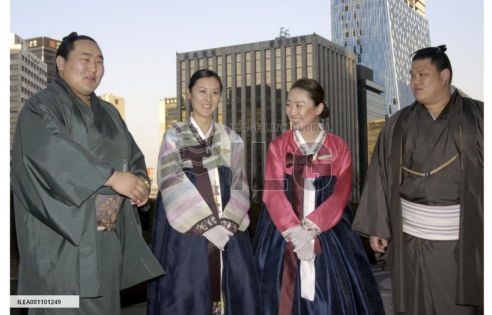 (3)Japan's sumo wrestlers arrive in Seoul