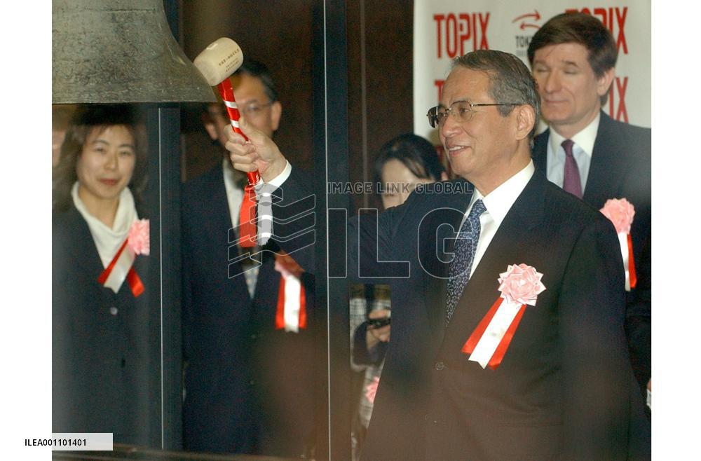 Shinsei Bank fetches initial price of 872 yen on TSE