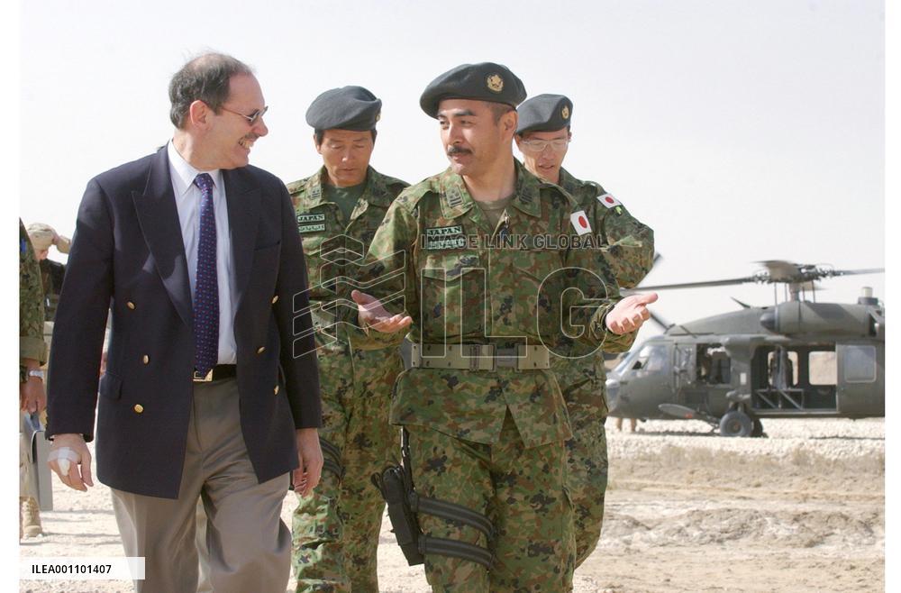 Zakheim visits Japan's GSDF team in Samawah