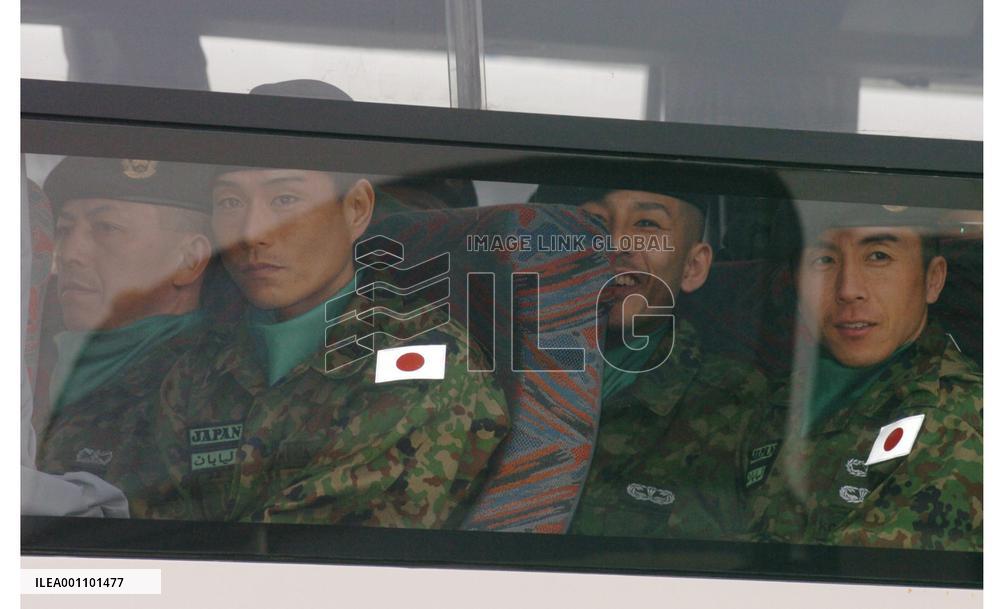 (2)More Iraqi-bound Japanese ground troops arrive in Kuwait