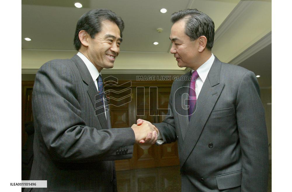 Aisawa meets Wang over N. Korea abductions