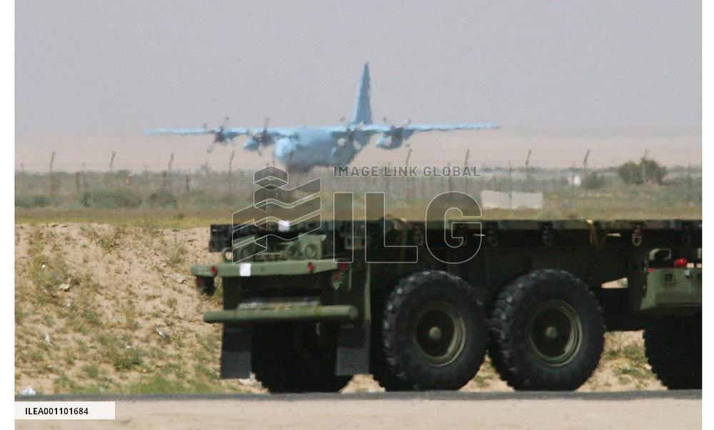 (2) Japanese air troops fly humanitarian supplies to Iraq