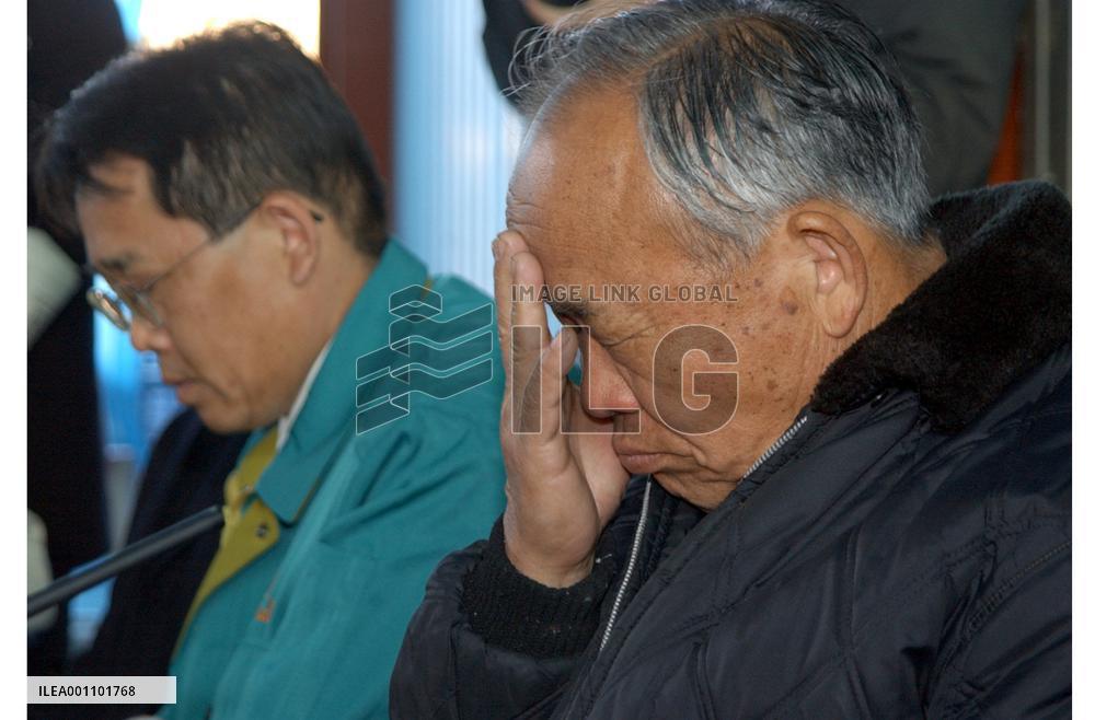 (2)Top exec of bird flu-hit farm, wife hang themselves