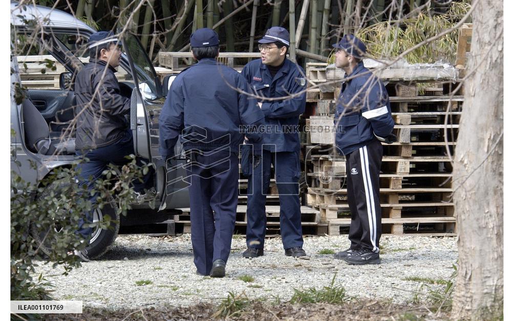 (3)Top exec of bird flu-hit farm, wife hang themselves