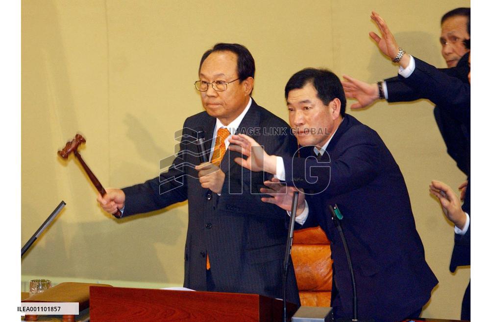 (3)S. Korean parliament passes impeachment motion against Roh