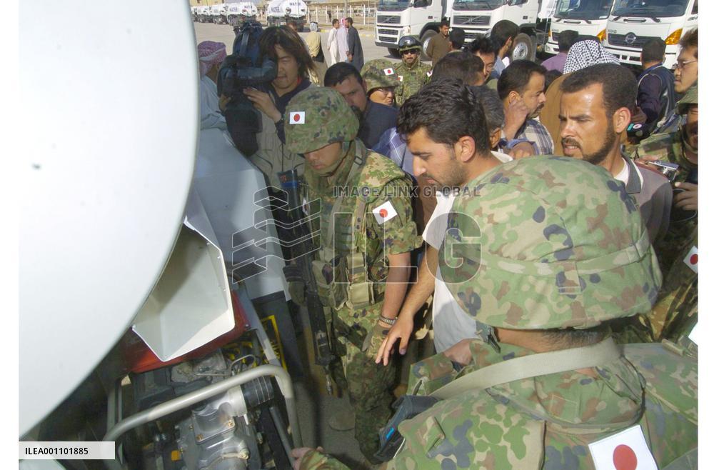 Japanese troops help Iraqi people in water supply