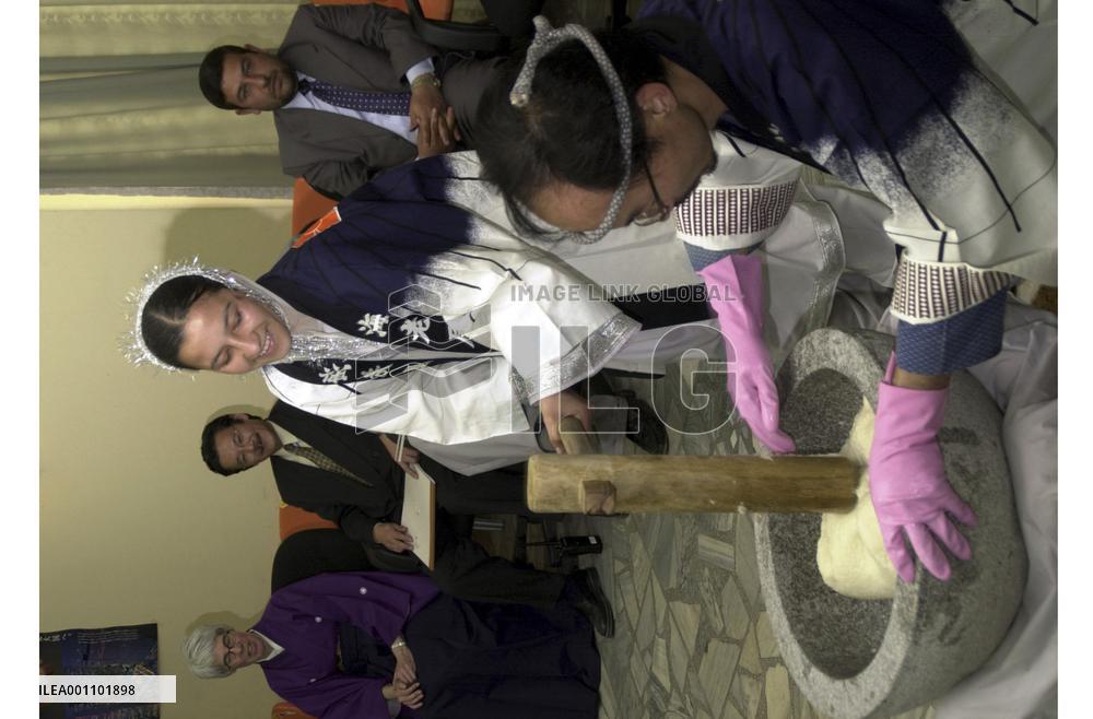 Afghans enoy making rice cake