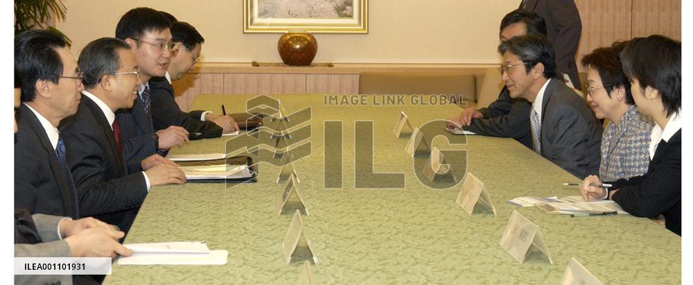 (2)Kawaguchi tells China she wants to visit in April