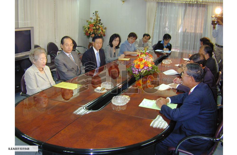 JICA's Ogata meets Cambodian leaders