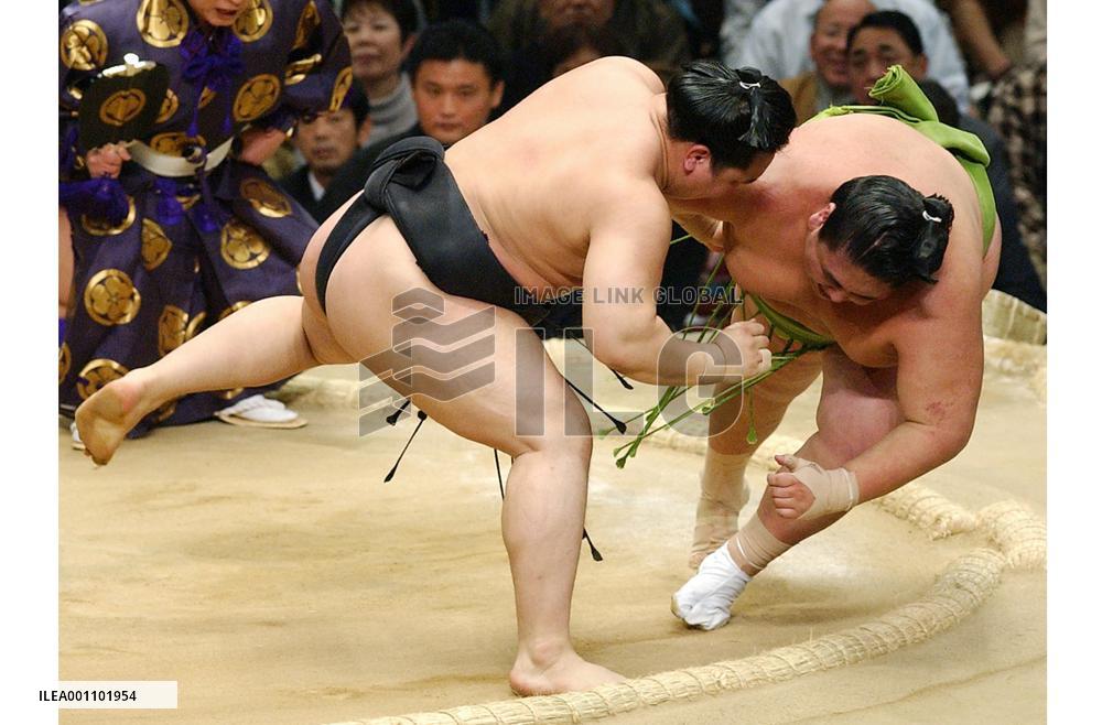 Asashoryu posts 2nd win at spring tourney