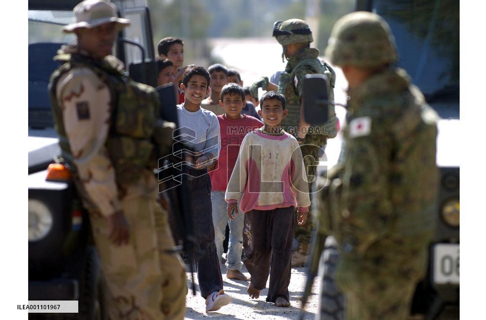 (3)GSDF unit head visits Samawah schools to take aid requests