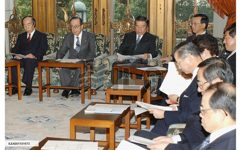 Gov't adopts package of emergency bird flu measures