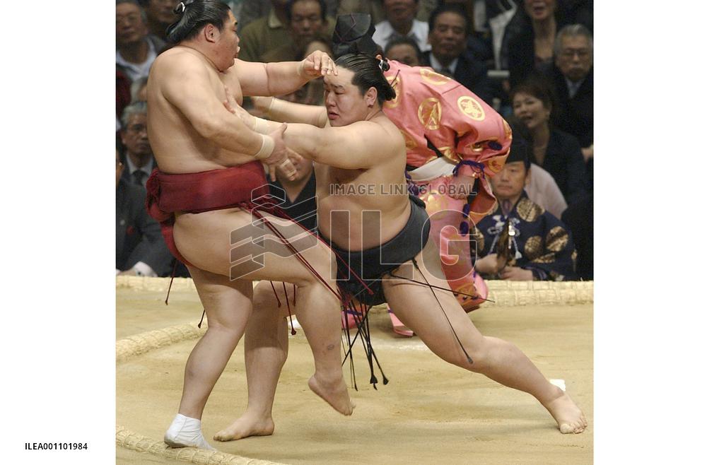 Asashoryu marches on at spring sumo