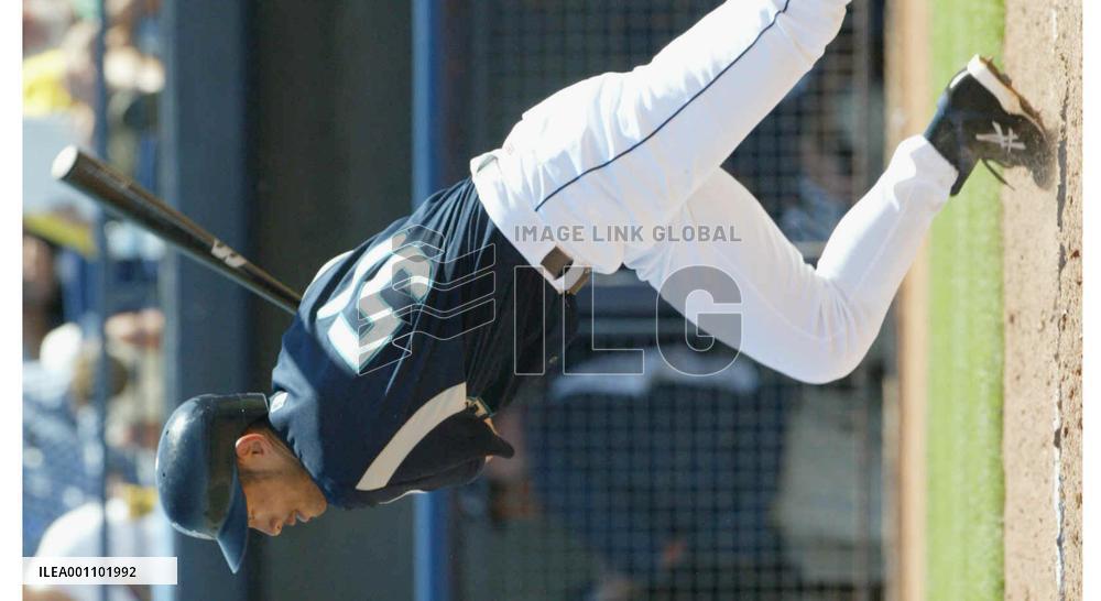 Ichiro hits single against Padres