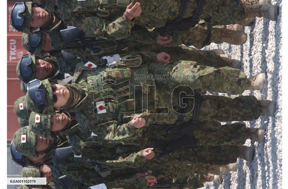 (2)Eleven female GSDF members arrive in Samawah