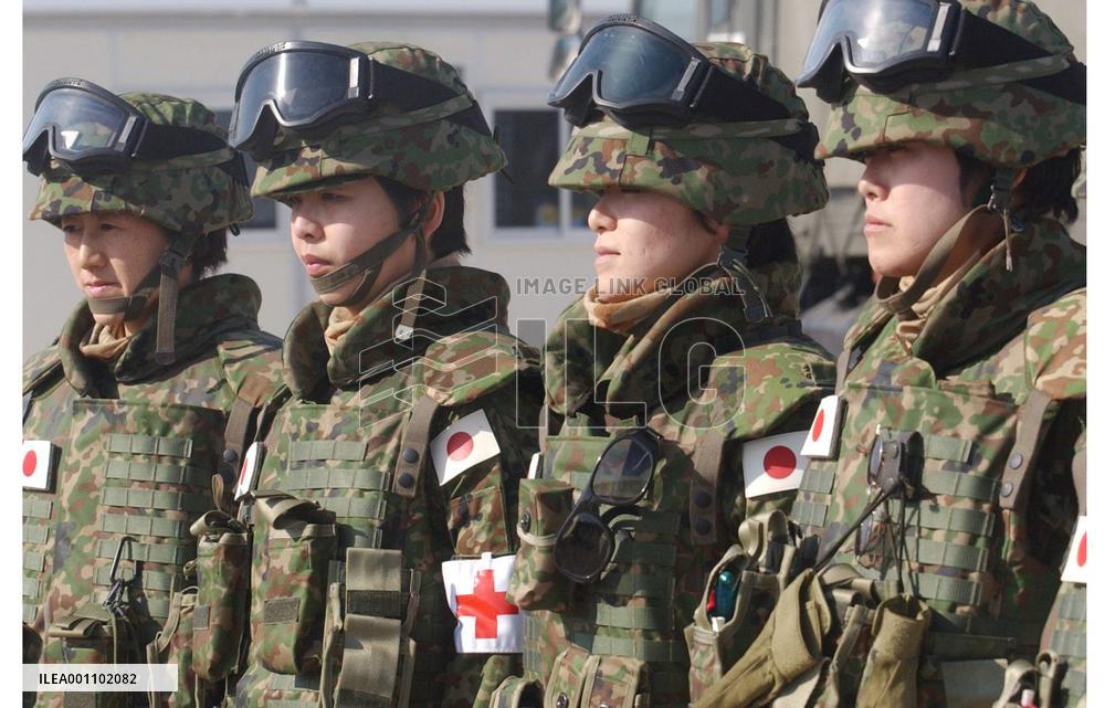 (1)Eleven female GSDF members arrive in Samawah