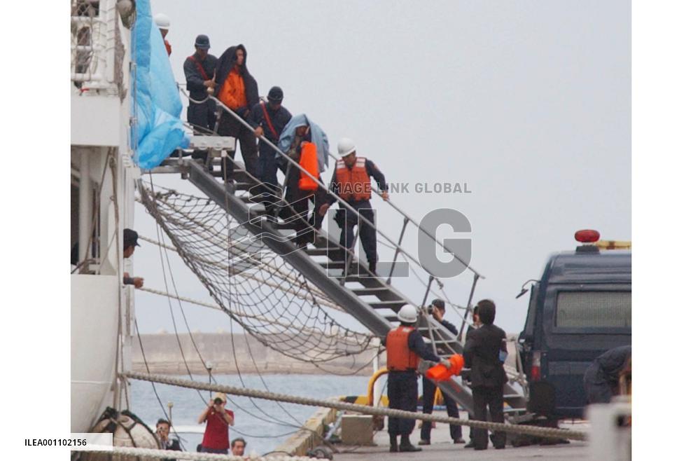 Police take 7 Chinese to Okinawa after landing on Senkakus