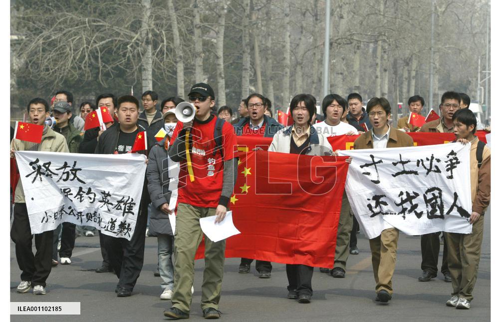 Chinese protest Japan's arrest of 7 activists
