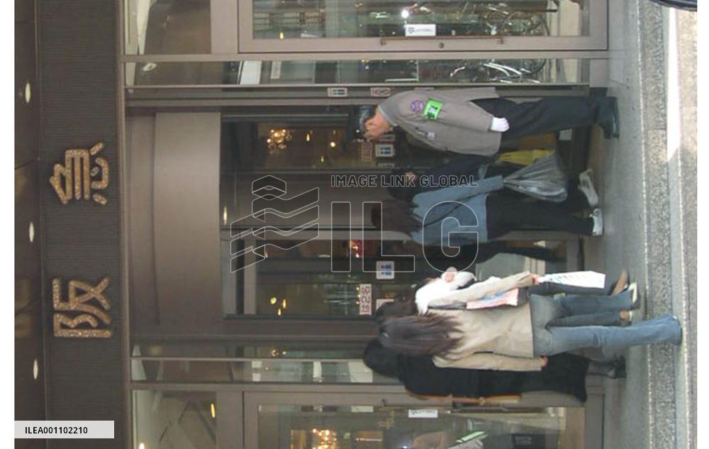(2)Revolving door accident prompts concerns about safety