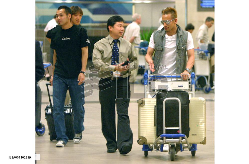 (1)Japan's top guns arrive in Singapore